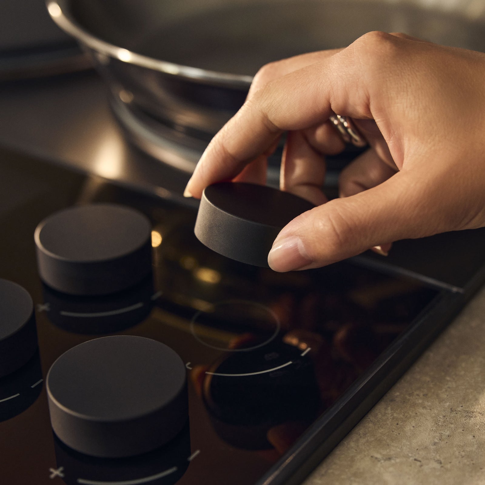 The removable magnetic control knobs